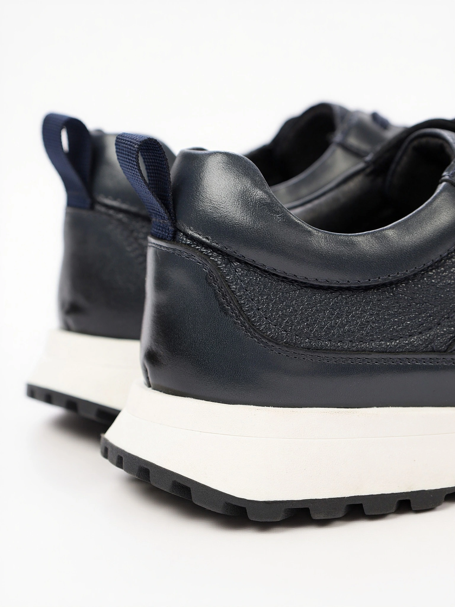 Кроссовки темно-синего цвета на средней контрастной подошве